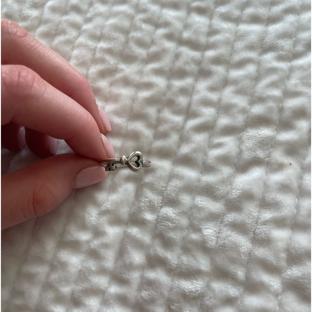 James Avery the Heart’s Key Ring. Size 8.